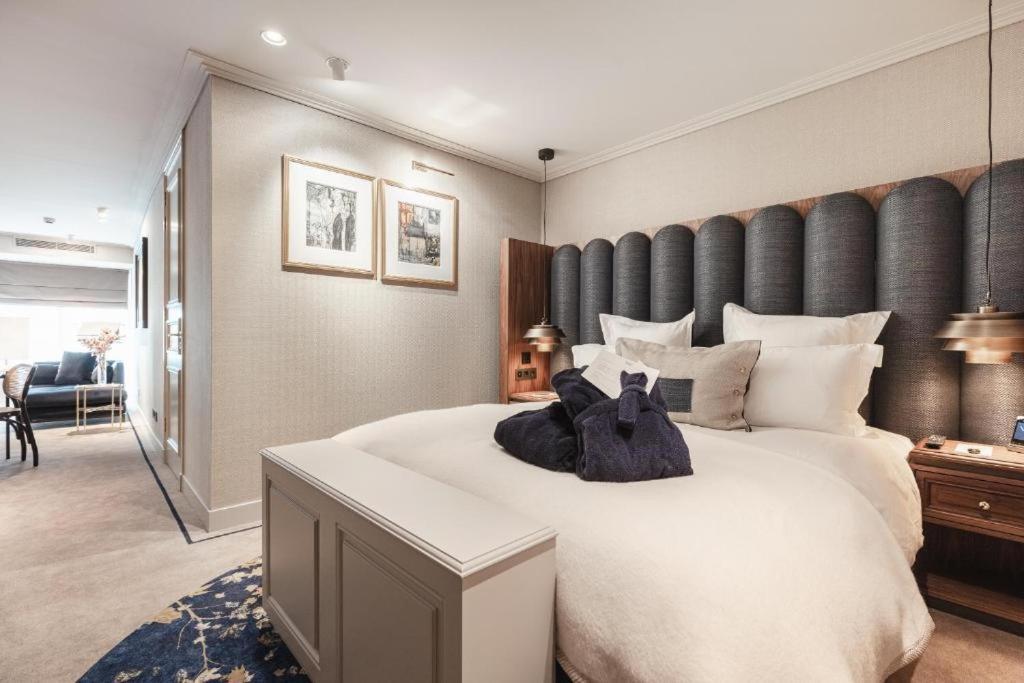 Hotel 717 อัมสเตอร์ดัม ภายนอก รูปภาพ A bedroom at the hotel