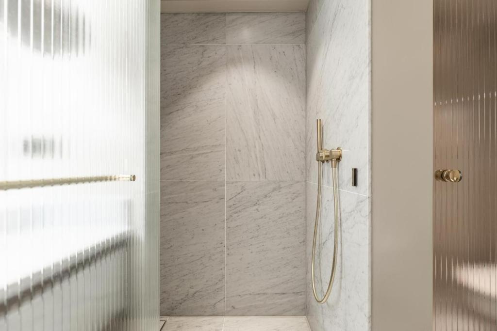 Hotel 717 อัมสเตอร์ดัม ภายนอก รูปภาพ A shower