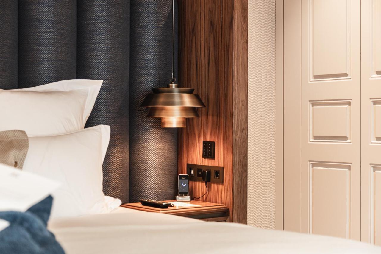 Hotel 717 อัมสเตอร์ดัม ภายนอก รูปภาพ A bedside table with a built-in USB charger