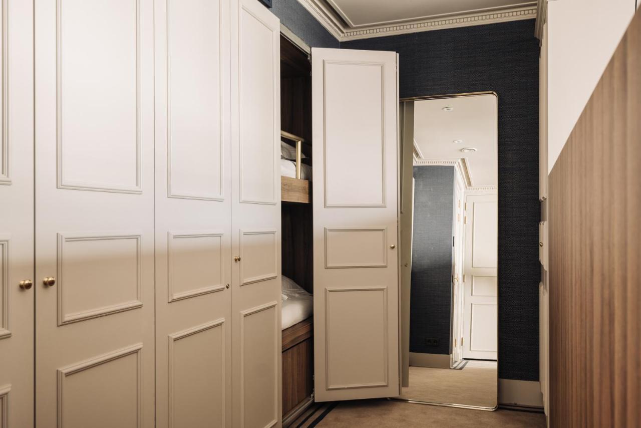 Hotel 717 อัมสเตอร์ดัม ภายนอก รูปภาพ A typical wardrobe