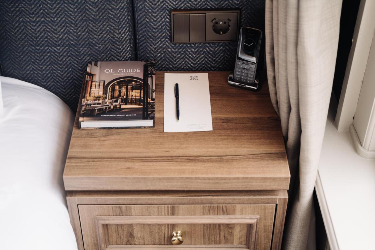 Hotel 717 อัมสเตอร์ดัม ภายนอก รูปภาพ A bedside table