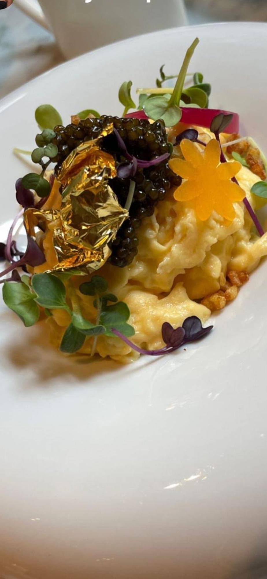 Hotel 717 อัมสเตอร์ดัม ภายนอก รูปภาพ A close-up of a dish of risotto with gold leaf