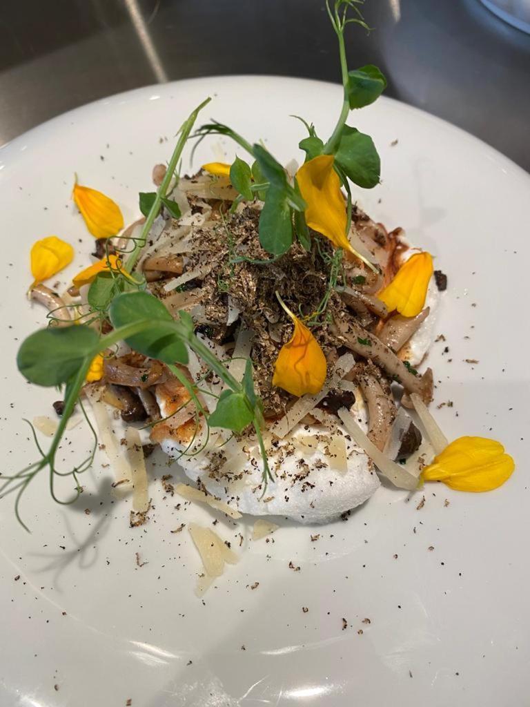 Hotel 717 อัมสเตอร์ดัม ภายนอก รูปภาพ A dish of goat's cheese with honey and flowers